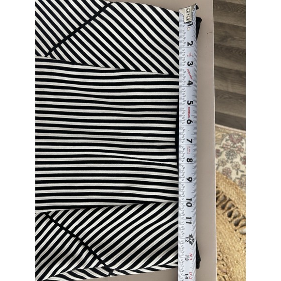 Women's Banana Republic Black & White‎ Striped Pleated Flared Skirt Size 4P 0454 - Picture 3 of 6